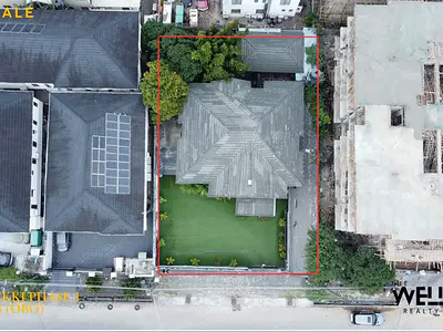 Prime Location - 8 Bedrooms - Ideal for Redevelopment 900SQM — Lekki, Lagos