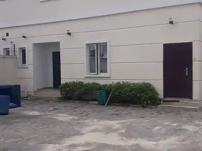 5 Bedroom Semi Detached House