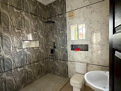 Luxury 5 Bedroom Semi Detached House with BQ