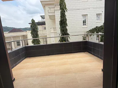 Luxury 5 Bedroom Semi Detached House with BQ
