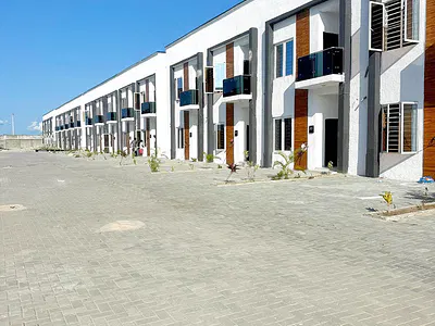 Beautifully Designed 3 Bedroom Terrace with Solar, Pool, Gym, & Lake