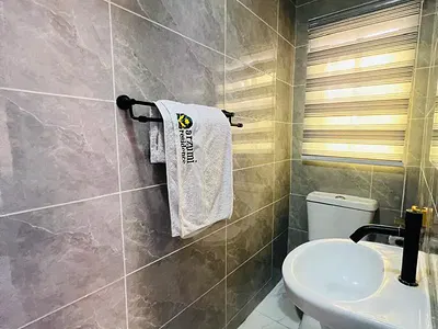 Spacious 2 Bedroom Apartment (Upstairs)