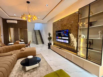 Beautiful 4 Bedroom Duplex on 2 Floors