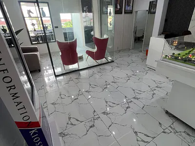 Super-Clean and Luxurious Commercial Space on a Busy Road