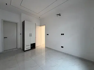 Luxury Serviced 4 Bedroom Terrace with a Room BQ
