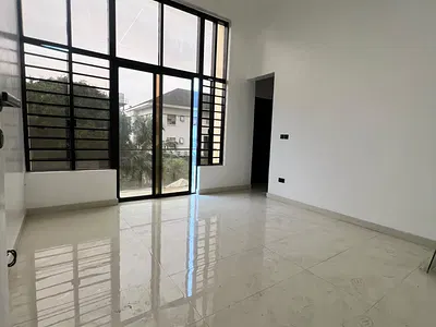 Sophisticated Double Height Ceiling 3 Bed