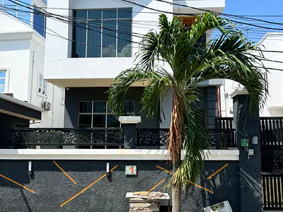 Family Friendly 5 Bed Detached Duplex with BQ and in a Nice Estate