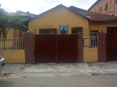 Nice and Spacious 4 Bedrooms Detached Bungalow with Empty Land Behind — Off Tejuosho Road, Tejuosho, Yaba, Lagos