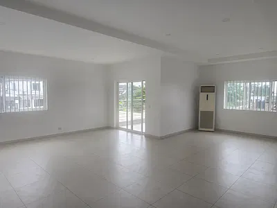 Large-Size 2 Bedroom Flat with a Staff Room