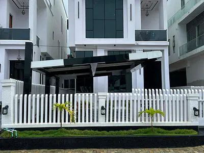 Contemporary 5 Bedroom Detached Duplex