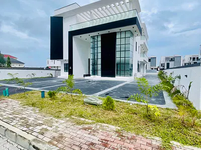 Contemporary Aumated Detached Duplex with Cinema, Pool & Gym