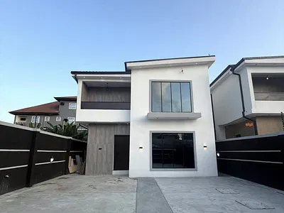 4 Bedroom Duplex with Cinema and Pool
