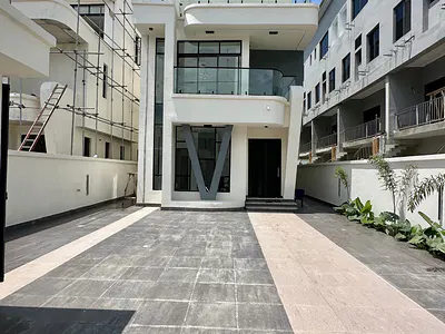 5 Bedroom Detached House
