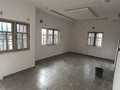 Lovely Renovated 3 Bedroom Flat 9ice Kitchen with Cabinet Wardrobe