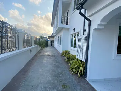 Well Maintained 4 Bedroom Semi Detached Duplex+bq