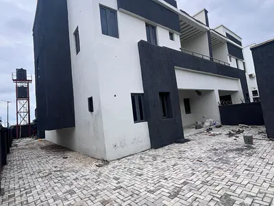 Luxury 4 Bedroom Semidetached Duplex +2 BQ