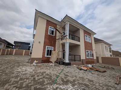 Luxurious 3 Bedroom Apartment Upstairs