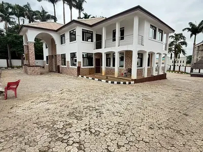 Massive 5bedroom Fully Detached Duplex with 2bedroom Guest Chalet