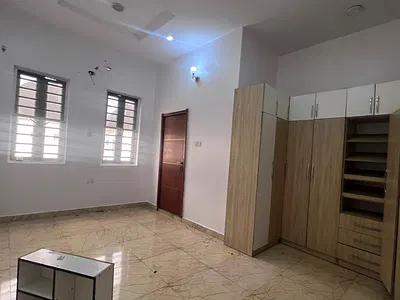 Spacious Semi Master's Bedroom in a Secured Estate (No Flood)