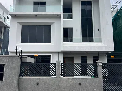Exclusive 5 Bedroom Detached with Pool, Elevator, Cinema, Office Room,
