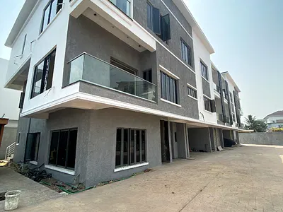 A 5bed Maisonnette in the Residential Zone
