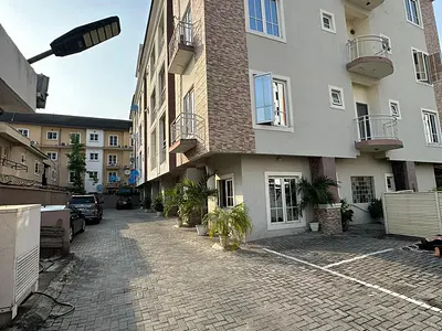 Well Maintained Ensuit 3 Bedroom Spacious Apt Up Floor