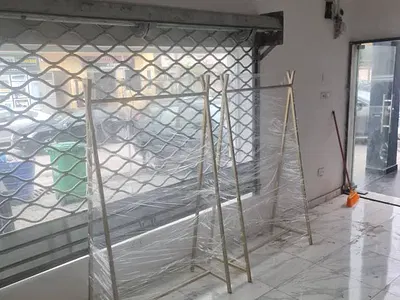 2 Shops + Toilet