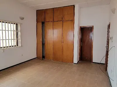 5 Bedroom Well Maintained Fully Detatch Duplex