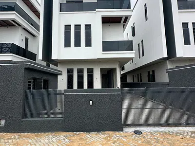 Contemporary 5 Bedroom Detached Duplex