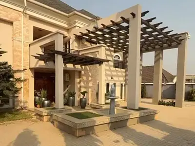 7 Bedroom Mansion with 3 Sitting Room and 2 Bedroom Guest Chalet