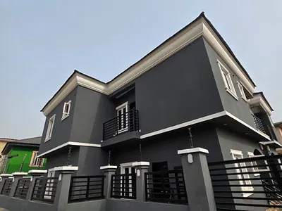 A Vacant and Newly Renovated 4 Flats on About 350SQM, Comprising of 3