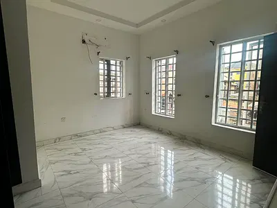 Spacious 2 Bedroom Flat (Upstairs)
