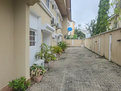3 Bedroom Fully Furnished Pay and Pack in Apartment