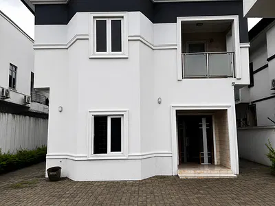 Commercial 5 Bedroom Fully Detached House on a Busy Road
