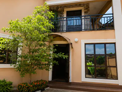 Luxury Detached 5-Bedroom Duplex