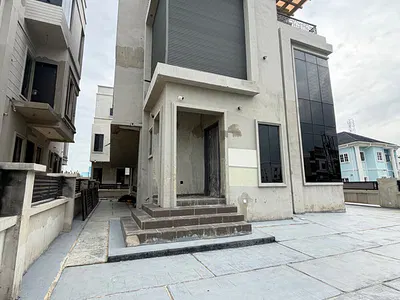 Spacious 5 Bedroom Fully Detached House with Pool