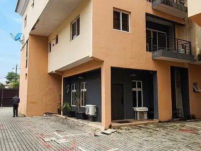 Well Spacious Serviced 3 Bedroom Flat