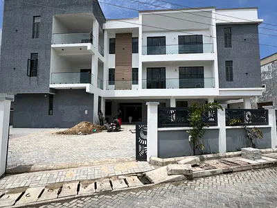 Elegant 2 Bedroom Apartment with Pool, Elevator, Gym, and Ev Car Charg