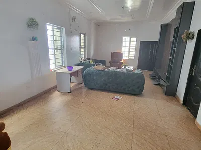 Clean and Spacious 3 Bedroom Flat