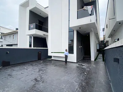 5 Bedroom Fully Detached with Swimming Pool