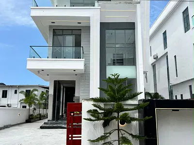 5 Bedroom Fully Detached Duplex with Pool