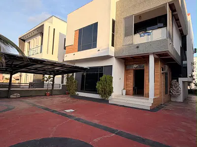 5 Bedroom Furnished Fully Detached House with All Rooms En Suite