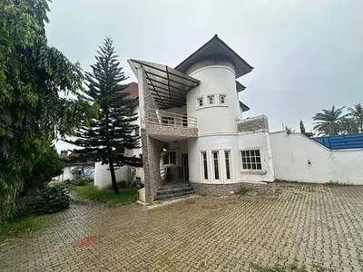 Tastefully Finished 5-Bedroom Detached Duplex with BQ