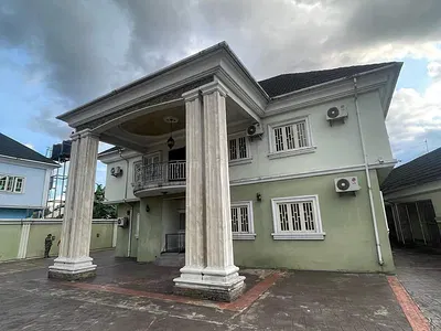 Luxurious Specious 5 Bedroom Fully Detached Duplex with 3 Room BQ