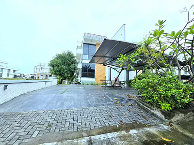 Spacious 5-Bedroom Semi-Detached