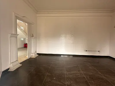 6 Bedrooms Commercial Building