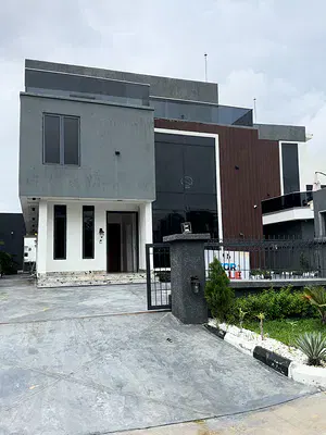 Luxury 5 Bedroom Detached House with BQ