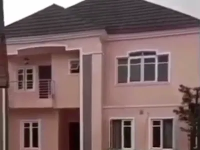 Give Away 5 Bedroom Duplex in Ajao Estate Off Airport Rd