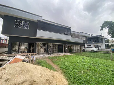 5 Bedroom Semi Detached House for Commercial Use