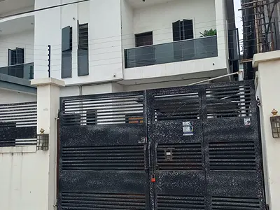 Beautiful Sharp 4 Bedroom Commercial or Residential